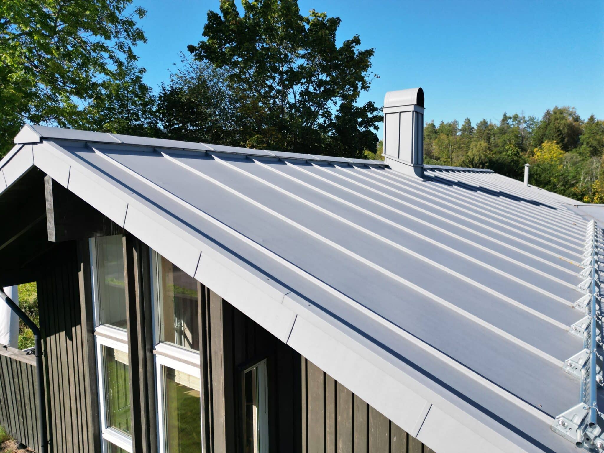 Buskerud Blikk tilbyr takstein, ståltak, takrenner, beslag og tilbehør kombinert med fagkunnskap og trygge løsninger for nye og gamle tak.