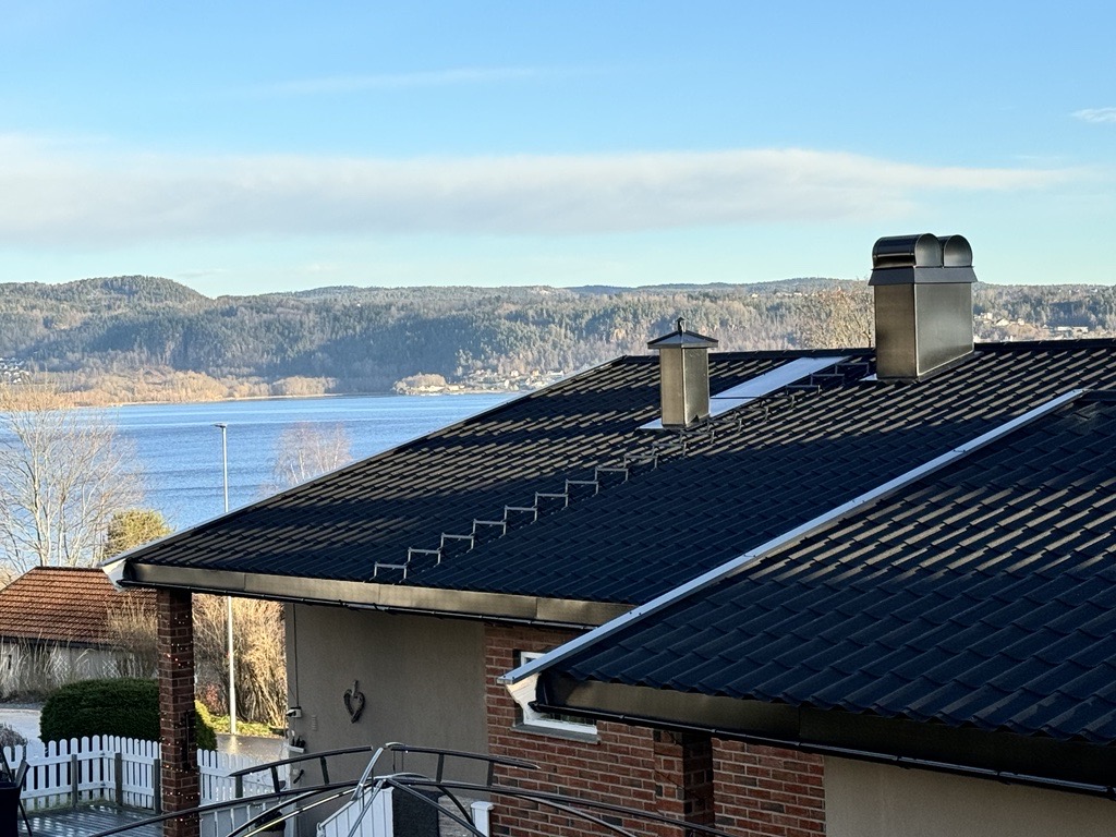 Takomlegging fra befaring til ferdig montert tak – inkludert taksikring, beslag og ventilasjonsløsninger.