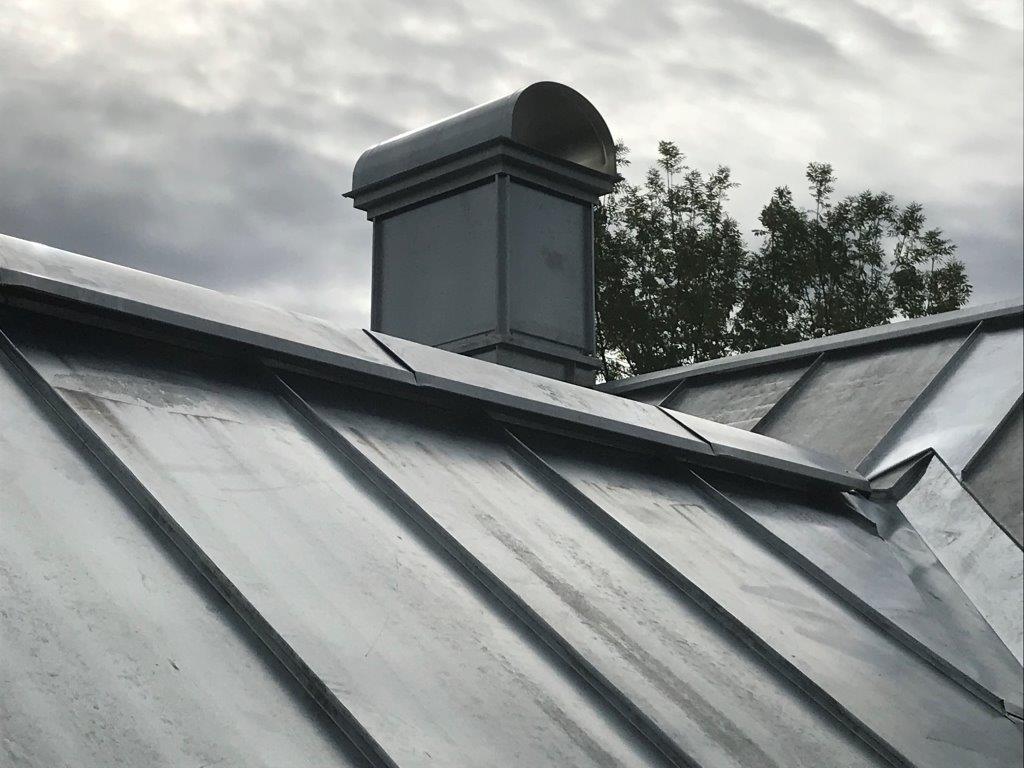 Buskerud Blikk forklarer når nytt tak kan legges oppå gammelt, fordeler, krav til undertak og viktigheten av faglig vurdering.