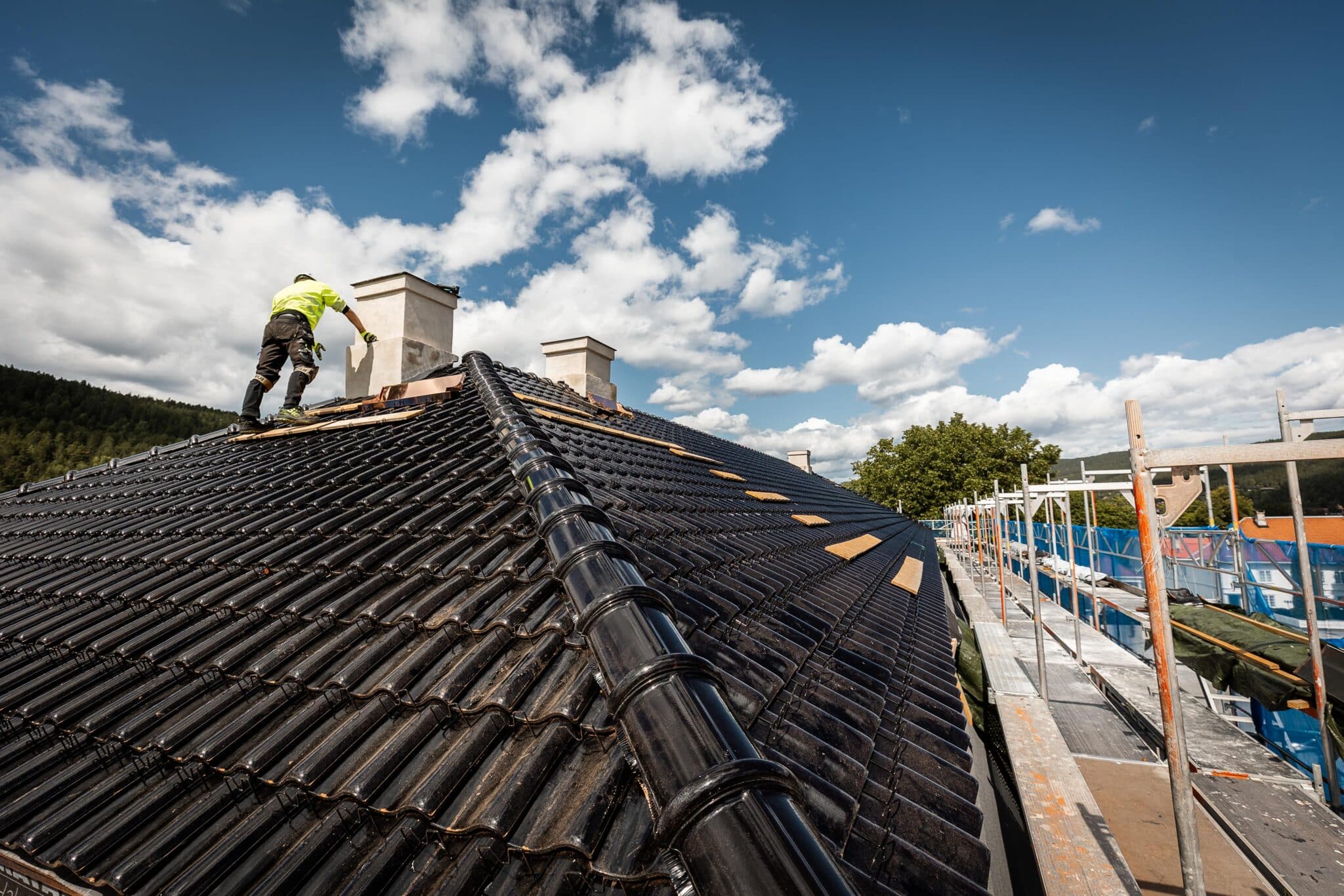 Buskerud Blikk tilbyr takstein, ståltak, takrenner, beslag og tilbehør – kvalitetsprodukter som gir varige og trygge takløsninger.