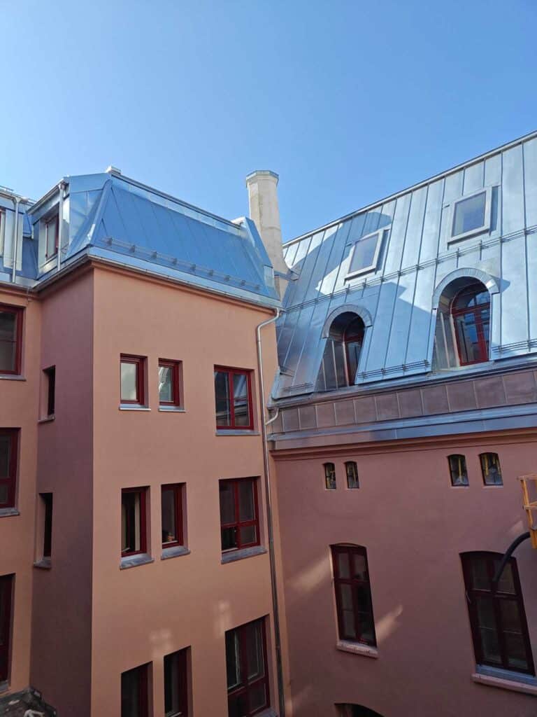 Oversiktsbilde av gårdsrom med zinktekking på takflater og takvinduer i Øvre Vollgate, Oslo.