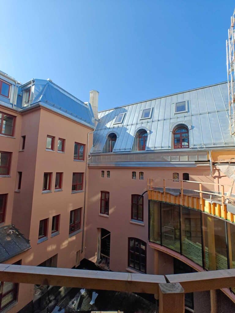 Ferdig zinktekking på tak i gårdsrom med takvinduer og tilpassede beslag i Øvre Vollgate, Oslo.